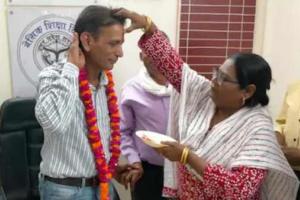 अलीगढ़: मुस्लिम शिक्षिका ने हिन्दू शिक्षा अधिकारी को लगाया तिलक, मचा बवाल