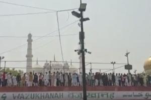 लखनऊ: पुलिस की मौजूदगी में हुआ उग्र प्रदर्शन, टीले वाली मस्जिद की छत पर नजर आए सैकड़ों नमाजी