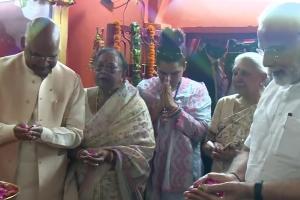 कानपुर: पैतृक गांव परौंख पहुंचे राष्ट्रपति रामनाथ कोविंद और पीएम मोदी, पथरी देवी मंदिर में टेका माथा