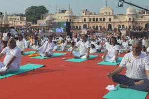 एक साथ पांच हजार साधकों ने राम की पैड़ी पर किया योग, दिखा अद्भुद दृश्य
