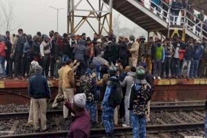 ‘अग्निपथ स्कीम’ को लेकर बिहार में दूसरे दिन भी बवाल, उग्र छात्रों ने पुलिस पर चलाए ईंट-पत्थर, रेलवे ट्रैक किया जाम