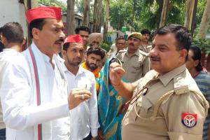 शाहजहांपुर: पुलिस की बेजा कार्रवाई पर थाना रोजा में सपाइयों का थाने गेट पर हंगामा