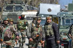 कश्मीर मुठभेड़ों में एसआई के हत्यारे सहित तीन आतंकवादी ढेर
