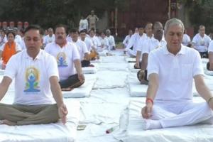 बरेली: योग दिवस पर सामूहिक शिविर का आयोजन, प्रभारी मंत्री लक्ष्मी नारायण चौधरी कार्यक्रम में हुए शामिल