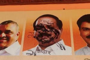 महाराष्ट्र में राजनीतिक दरार, शिवसेना विधायक सदा सरवनकर के फोटो पर पोती कालिख, लिखा गद्दार