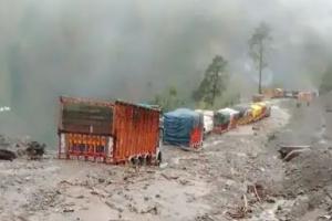 चौथे दिन जम्मू-श्रीनगर राष्ट्रीय राजमार्ग यातायात के लिए लगातार बंद