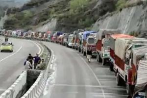 जम्मू: श्रीनगर राष्ट्रीय राजमार्ग पर यातायात बहाल, मुगल रोड भूस्खलन के कारण बंद