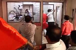 महाराष्ट्र में सियासी भगदड़: शिवसेना के बागी विधायक तानाजी सावंत के कार्यालय में शिव सैनिकों ने की तोड़फोड़