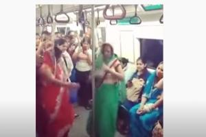 Viral Video: मेट्रो के अंदर अनोखे अंदाज में जमकर ठुमकीं महिलाएं, यात्रियों ने बजाई तालियां, देखें वीडियो