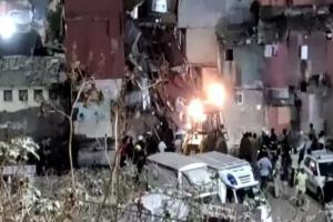 मुंबई में एक आवासीय इमारत ढही, एक की मौत, 11 अन्य घायल