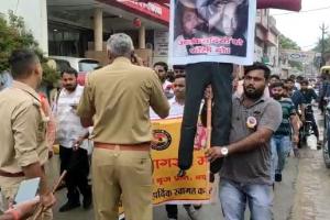 बदायूं: कन्हैयालाल की हत्या के विरोध में हिजाम का प्रदर्शन, पुलिस से धक्का-मुक्की