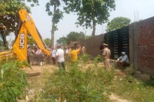 लखीमपुर-खीरी: वन विभाग ने पुलिस प्रशासन का सहयोग लेकर हटाया अतिक्रमण