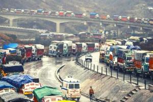 भूस्खलन के कारण जम्मू-श्रीनगर राष्ट्रीय राजमार्ग दो घंटे रहा बाधित