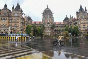 मुंबई में मानसून की एंट्री, तेज आंधी के साथ हुई बारिश, कई जगह उखड़े पेड़