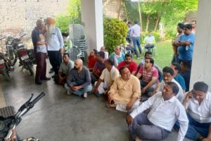 बरेली: कोहाड़ापीर पर पुुल बनने से व्यापारियों में आक्रोश, सांसद कार्यालय पर धरने पर बैठे