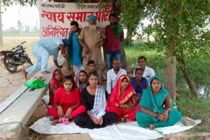 लखीमपुर-खीरी: बिजली कटौती से परेशान भूख हड़ताल पर बैठीं महिलाएं