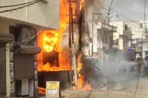 शाहजहांपुर: ट्रांसफार्मर में लगी आग, मोहल्ले की बिजली गुल