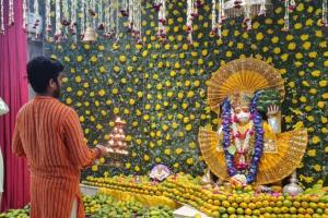 बरेली: बड़े मंगल पर बड़ा बाग हनुमान मंदिर में सजा फूल बंगला