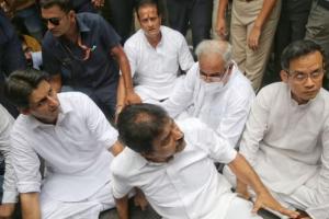 पुलिस और कांग्रेस कार्यकर्ताओं के बीच झड़प, राहुल गांधी से ED की पूछताछ के बीच दफ्तर में घुसी पुलिस