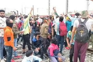 ‘अग्निपथ’ के खिलाफ इंदौर में ट्रेन रोककर पथराव, पुलिस ने किया लाठीचार्ज