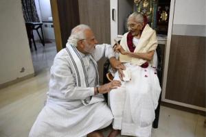 मां हीराबेन के 100वें जन्मदिन पर पीएम ने की मुलाकात, गांधीनगर पहुंचकर लिया आशीर्वाद 