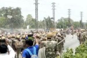 अग्निपथ पर बवाल: कर्नाटक के धारवाड़ में प्रदर्शनकारियों को तितर-बितर करने के लिए पुलिस ने किया लाठीचार्ज
