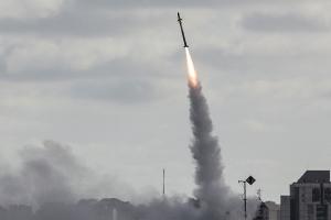 गाजा पट्टी में दो महीने की शांति के बाद फिलिस्तीनी लड़ाकों ने इजराइल पर दागा रॉकेट