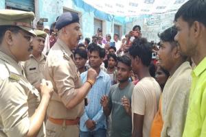 बिजनौर : सड़क दुर्घटना में युवक की मौत से गुस्साए परिजनों व ग्रामीणों ने लगाया जाम, कहा-ट्रैक्टर चालक की हो गिरफ्तारी