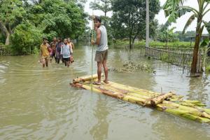 देश के कई हिस्सों में भारी बारिश के बाद मची तबाही, असम में बाढ़ से बुरा हाल, नासिक में बहीं गाड़ियां