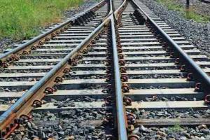 बरेली: ट्रेन के आगे कूदा पर पटरियों के बीच गिरने से बच गई जान