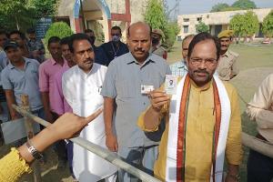 Rampur Bypoll 2022 : केंद्रीय मंत्री मुख्तार अब्बास नकवी ने डाला वोट, कहा- मजबूत लोकतंत्र के लिए करें मतदान