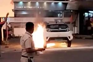 मुंबई में टाटा मोटर्स में लगी आग से भारी नुकसान की आशंका, कोई हताहत नहीं