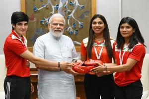 PM Modi Met Nikhat Zareen : विजेता मुक्केबाज बेटियों को पीएम मोदी ने इस अंदाज में दिया ऑटोग्राफ, देखिए तस्वीरें