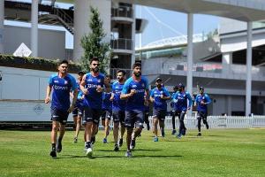 Team India In England : इंग्लैंड दौरे पर भारतीय खिलाड़ियों ने बहाया पसीना, रोहित शर्मा भी टीम के साथ जुड़े