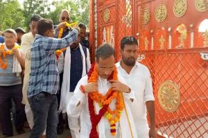 रायबरेली: हनुमान मंदिर पहुंचे पूर्व डिप्टी सीएम दिनेश शर्मा का भाजपा कार्यकर्ताओं ने किया स्वागत