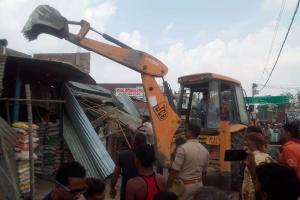 बहराइच: बिना नोटिस के ही बुलडोजर से गिरा दिए अस्थाई दुकानें, पयागपुर-इकौना मार्ग पर चला अभियान