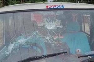 देवरिया: अग्निपथ योजना के विरोध में पुलिस वाहन पर अराजक तत्वों ने किया पथराव