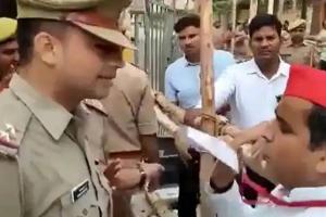 आजमगढ़: दरोगा पर भड़के धर्मेंद्र यादव, चिल्‍लाकर बोले- हाऊ कैन यू रोक, वीडिओ वायरल
