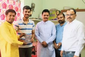 गोरखपुर: यूपीएससी में 56वीं रैंक प्राप्त करने वाले अर्पित से एबीवीपी कार्यकर्ताओं ने मिलकर दी बधाई