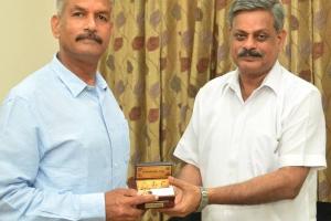 गोरखपुर: कुलपति ने लेफ्टिनेंट जनरल डीपी पांडेय को स्मृति चिन्ह और शॉल ओढ़ाकर किया सम्मानित