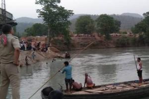 सोनभद्र में 15 श्रमिकों से भरी नाव सोन नदी में डूबी, एक लापता