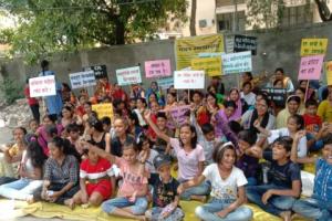 रुद्रपुर: हाईकोर्ट व शासन का आदेश दरकिनार, कुमाऊं आयुक्त पर वादाखिलाफी का लगाया आरोप, परिजन के साथ गरजे इंटरार्क के श्रमिक