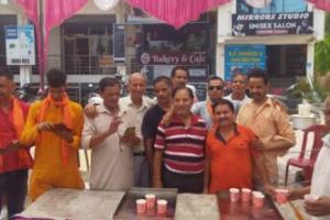 हल्द्वानी: गंगा दशहरा पर आगे आए समाजसेवी, भीषण गर्मी में राहगीरों को छककर पिलाया शरबत