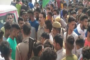 Agnipath Protest: केंद्र सरकार की अग्निपथ योजना के विरोध में बुलंदशहर में सैकड़ों युवाओं का प्रदर्शन, बताया भविष्य के साथ है खिलवाड़