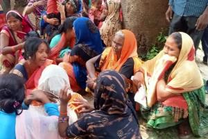 अयोध्या: खेत में चारा काटने गई महिला की करंट से मौत