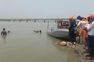 अयोध्या: सरयू नदी में स्नान के दौरान चार हेल्पलाइन कर्मी डूबे, दो को गोताखोरों ने बचाया