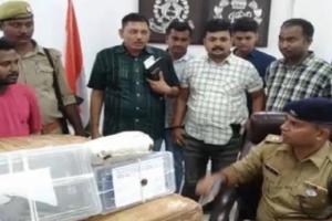 आजमगढ़ पुलिस को मिली बढ़ी सफलता, तीन गांजा तस्करों को गिरफ्तार कर अवैध असलहा व चार मोबाइल बरामद