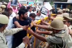 रायबरेली: ईडी की पूछताछ के विरोध में ज्ञापन देने जा रहे कांग्रेसियों से पुलिस की झड़प