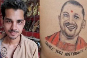 एटा: सपा कार्यकर्ता ने सीने में लगाया योगी का टैटू