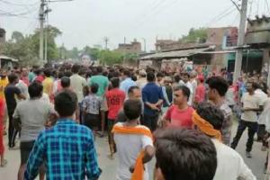 लखनऊ : सड़क पर व्यापारी का शव रखकर ग्रामीणों का प्रदर्शन